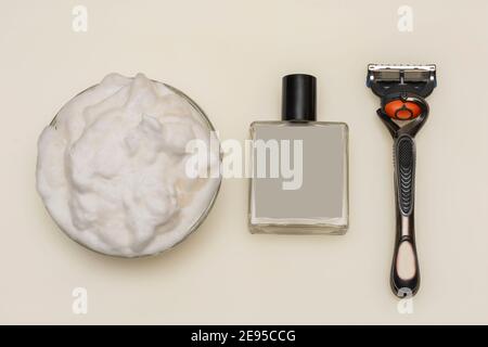 Mousse de rasage, après-rasage avec étiquette vierge et rasoir sur fond blanc. Vue de dessus, maquette de marque. Banque D'Images