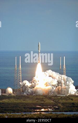 Décollage de la fusée Atlas V transportant le vaisseau spatial New Horizons de la NASA à une date éloignée avec Pluton depuis la station aérienne de Cape Canaveral, FL, États-Unis, le 19 janvier 2006. Après le lancement, New Horizons a fait un voyage à la périphérie du système solaire pour un rendez-vous lointain avec la mystérieuse planète Pluton dans près d'une décennie. Photo de la NASA/KSC via ABACAPRESS.COM Banque D'Images