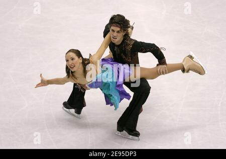 Les Sinead et John Kerr du Royaume-Uni participent au patinage par paires gratuit lors des Championnats européens de patinage artistique de l'UIP, à Lyon, en France, le 20 janvier 2006. Photo de Nicolas Gouhier/Cameleon/ABACAPRESS.COM Banque D'Images