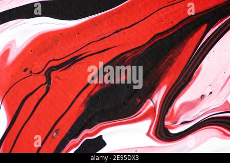 Photo macro d'un mélange de peinture acrylique et d'huile sur fond de papier marbré. Banque D'Images