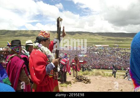 Le nouveau président bolivien élu Evo Morales a été couronné chef suprême des Indiens andins un jour avant son investiture en tant que premier président indigène de Bolivie. Quelque 20,000 Indiens Aymara et quechua vêtus de ponchos aux couleurs vives se sont rassemblés sur les ruines de l'une des plus anciennes villes pré-colombiennes des Amériques pour voir l'Indien Aymara qui a remporté la présidence bolivienne par un glissement de terrain investi de pouvoirs sacrés par un chef chaman. Twanaku, Bolivie, le 21 janvier 2006. Photo de Prensa MAS/ABACAPRESS.COM Banque D'Images