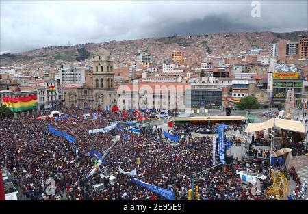 Le président bolivien Evo Morales s'exprime lors d'une célébration sur la place San Francisco à la Paz, en Bolivie, le 22 janvier 2006. Le dirigeant gauchiste du producteur de coca Morales a prêté serment dimanche en tant que premier président indigène de la Bolivie avec des plans ambitieux pour remanier la nation la plus pauvre d'Amérique du Sud et renverser cinq siècles de discrimination contre la majorité indienne. Photo par Axelle de russe/ABACAPRESS.COM Banque D'Images