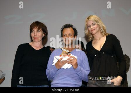 PEF, (Pierre François Martin Laval) pose pour les photographes avec Elise Arnicol (l) et Alice Taglioni et le 'Reblochon d'Or' (Golden Cheese) du meilleur acteur dans son film 'Essaye-moi' (essayez-moi) lors de la cérémonie de clôture du 9ème Festival International du film Comedy à l'Alpe d'Huez, France, le 2006 janvier 22. Photo de Bruno Klein/ABACAPRESS.COM Banque D'Images