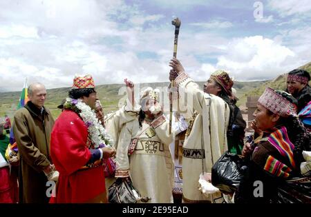 Le nouveau président bolivien élu Evo Morales a été couronné chef suprême des Indiens andins un jour avant son investiture en tant que premier président indigène de Bolivie. Quelque 20,000 Indiens Aymara et quechua vêtus de ponchos aux couleurs vives se sont rassemblés sur les ruines de l'une des plus anciennes villes pré-colombiennes des Amériques pour voir l'Indien Aymara qui a remporté la présidence bolivienne par un glissement de terrain investi de pouvoirs sacrés par un chef chaman. Twanaku, Bolivie, le 21 janvier 2006. Photo de Prensa MAS/ABACAPRESS.COM Banque D'Images