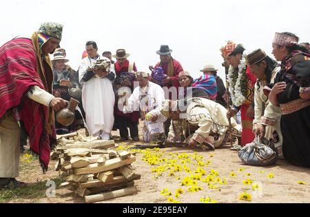 Le nouveau président bolivien élu Evo Morales a été couronné chef suprême des Indiens andins un jour avant son investiture en tant que premier président indigène de Bolivie. Quelque 20,000 Indiens Aymara et quechua vêtus de ponchos aux couleurs vives se sont rassemblés sur les ruines de l'une des plus anciennes villes pré-colombiennes des Amériques pour voir l'Indien Aymara qui a remporté la présidence bolivienne par un glissement de terrain investi de pouvoirs sacrés par un chef chaman. Twanaku, Bolivie, le 21 janvier 2006. Photo de Prensa MAS/ABACAPRESS.COM Banque D'Images