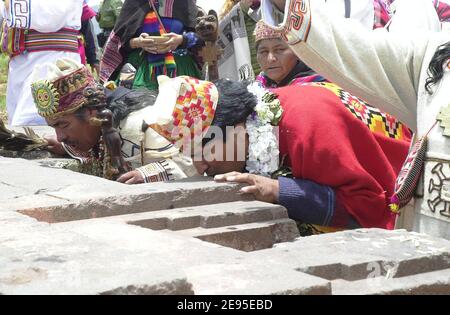 Le nouveau président bolivien élu Evo Morales a été couronné chef suprême des Indiens andins un jour avant son investiture en tant que premier président indigène de Bolivie. Quelque 20,000 Indiens Aymara et quechua vêtus de ponchos aux couleurs vives se sont rassemblés sur les ruines de l'une des plus anciennes villes pré-colombiennes des Amériques pour voir l'Indien Aymara qui a remporté la présidence bolivienne par un glissement de terrain investi de pouvoirs sacrés par un chef chaman. Twanaku, Bolivie, le 21 janvier 2006. Photo de Prensa MAS/ABACAPRESS.COM Banque D'Images