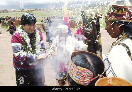 Le nouveau président bolivien élu Evo Morales a été couronné chef suprême des Indiens andins un jour avant son investiture en tant que premier président indigène de Bolivie. Quelque 20,000 Indiens Aymara et quechua vêtus de ponchos aux couleurs vives se sont rassemblés sur les ruines de l'une des plus anciennes villes pré-colombiennes des Amériques pour voir l'Indien Aymara qui a remporté la présidence bolivienne par un glissement de terrain investi de pouvoirs sacrés par un chef chaman. Twanaku, Bolivie, le 21 janvier 2006. Photo de Prensa MAS/ABACAPRESS.COM Banque D'Images