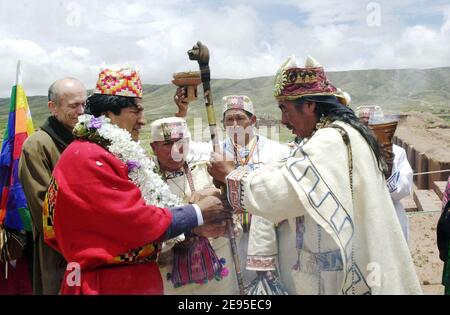 Le nouveau président bolivien élu Evo Morales a été couronné chef suprême des Indiens andins un jour avant son investiture en tant que premier président indigène de Bolivie. Quelque 20,000 Indiens Aymara et quechua vêtus de ponchos aux couleurs vives se sont rassemblés sur les ruines de l'une des plus anciennes villes pré-colombiennes des Amériques pour voir l'Indien Aymara qui a remporté la présidence bolivienne par un glissement de terrain investi de pouvoirs sacrés par un chef chaman. Twanaku, Bolivie, le 21 janvier 2006. Photo de Prensa MAS/ABACAPRESS.COM Banque D'Images