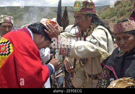 Le nouveau président bolivien élu Evo Morales a été couronné chef suprême des Indiens andins un jour avant son investiture en tant que premier président indigène de Bolivie. Quelque 20,000 Indiens Aymara et quechua vêtus de ponchos aux couleurs vives se sont rassemblés sur les ruines de l'une des plus anciennes villes pré-colombiennes des Amériques pour voir l'Indien Aymara qui a remporté la présidence bolivienne par un glissement de terrain investi de pouvoirs sacrés par un chef chaman. Twanaku, Bolivie, le 21 janvier 2006. Photo de Prensa MAS/ABACAPRESS.COM Banque D'Images