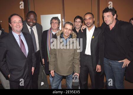 (De gauche à droite) François Hollande, dirigeant du parti socialiste français, Fode Sylla, ancien président du parti SOS racisme, les acteurs français Michel Boujenah, Yvan Attal et le chanteur français Patrick Bruel assistent au parti des parrains de 'Sos Racisme' à l'Etoile à Paris, France, le 23 janvier 2006. Photo de Benoit Pinguet/ABACAPRESS.COM. Banque D'Images