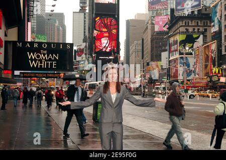 Récemment couronné Miss America 2006, Jennifer Berry (anciennement Miss Oklahoma), pose pour les photographes sur Times Square après avoir tenu une conférence de presse à l'hôtel Marriott Marquis à New York, NY, Etats-Unis, le lundi 23 janvier 2006. Photo de Nicolas Khayat/ABACAPRESS.COM Banque D'Images