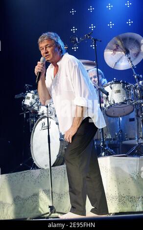 Le chanteur principal Ian Gillan du groupe britannique de rock 'Deep Purple' se produit en direct au Zénith de Paris, le 24 janvier 2006. Photo de Mehdi Taamallah/ABACAPRESS.COM Banque D'Images