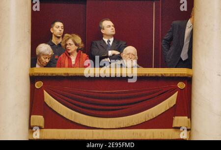 Abbe Pierre, fondateur de la communauté Emmaüs, assiste à un débat à l'Assemblée nationale à Paris, France, le 24 janvier 2006. En tant qu'icône française pour défendre les poors depuis plus de 50 ans, l'ancien représentant, 93 ans, voulait soutenir un projet visant à obliger les villes françaises à construire un minimum de 20 % de logements à faible loyer. Photo de Bruno Klein/ABACAPRESS.COM Banque D'Images