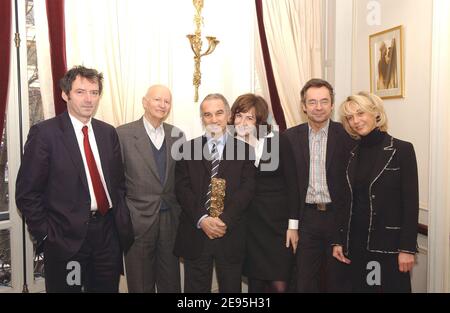 (De gauche à droite) le producteur français Alain Rocca, Gilles Jacob, Alain Terzian, l'actrice française Valérie Lemercier, Michel Denisot, directeur du département Canal plus film, Evy Fullenbach pose après la conférence de presse de Cesar (prix du cinéma français) de 2006 au restaurant du Fouquet à Paris le 27 janvier 2006. Photo de Bruno Klein/ABACAPRESS.COM. Banque D'Images