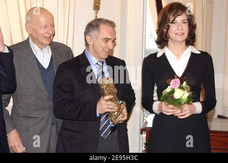 (De gauche à droite) Gilles Jacob, Alain Terzian et l'actrice française Valérie Lemercier posent après la conférence de presse sur les nominations au Cesar 2006 (prix du cinéma français) au restaurant du Fouquet à Paris le 27 janvier 2006. Photo de Bruno Klein/ABACAPRESS.COM. Banque D'Images