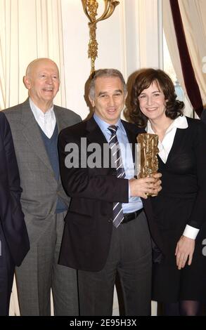 (De gauche à droite) Gilles Jacob, Alain Terzian et l'actrice française Valérie Lemercier posent après la conférence de presse sur les nominations au Cesar 2006 (prix du cinéma français) au restaurant du Fouquet à Paris le 27 janvier 2006. Photo de Bruno Klein/ABACAPRESS.COM. Banque D'Images