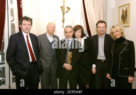 (De gauche à droite) le producteur français Alain Rocca, Gilles Jacob, Alain Terzian, l'actrice française Valérie Lemercier, Michel Denisot, directeur du département Canal plus film, Evy Fullenbach pose après la conférence de presse de Cesar (prix du cinéma français) de 2006 au restaurant du Fouquet à Paris le 27 janvier 2006. Photo de Bruno Klein/ABACAPRESS.COM. Banque D'Images