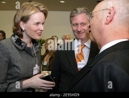 S.A.R. la princesse Mathilde de Belgique et le prince Philippe de Belgique (C) félicitant Klaus Schwab (C), fondateur et Président exécutif du Forum économique mondial, Qui a reçu le prix ''Chevalier Commandant de la plupart Noble ordre de Saint-Michel et Saint-George'pendant la réunion annuelle 2006 du Forum économique mondial à Davos, Suisse, le 27 janvier 2006. Photo de la piscine par Andy Mettler/Forum économique mondial/ABACAPRESS.COM Banque D'Images