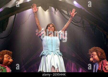 La chanteuse française Chantal Goya joue en direct sur la scène du Palais des Congrès à Paris, en France, le 28 janvier 2006. Photo de Benoit Pinguet/ABACAPRESS.COM Banque D'Images