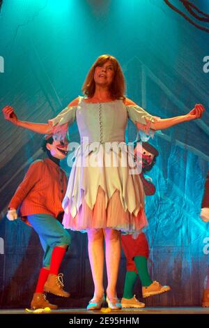 La chanteuse française Chantal Goya joue en direct sur la scène du Palais des Congrès à Paris, en France, le 28 janvier 2006. Photo de Benoit Pinguet/ABACAPRESS.COM Banque D'Images