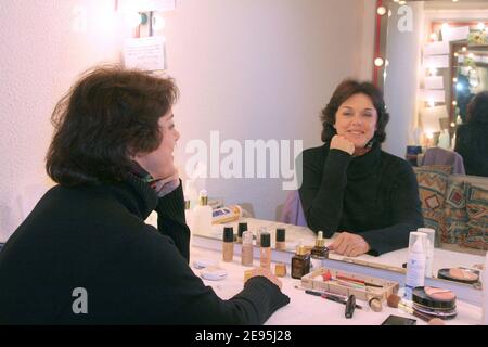 EXCLUSIF : l'actrice française Anny Duperey pose des coulisses après avoir joué son jeu "Oscar et la Dame Rose" au Théâtre de l'oeuvre à Paris le 29 janvier 2006. Photo de Denis Guignebourg/ABACAPRESS.COM Banque D'Images