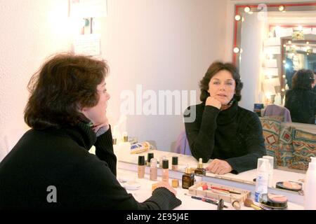 EXCLUSIF : l'actrice française Anny Duperey pose des coulisses après avoir joué son jeu "Oscar et la Dame Rose" au Théâtre de l'oeuvre à Paris le 29 janvier 2006. Photo de Denis Guignebourg/ABACAPRESS.COM Banque D'Images