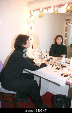 EXCLUSIF : l'actrice française Anny Duperey pose des coulisses après avoir joué son jeu "Oscar et la Dame Rose" au Théâtre de l'oeuvre à Paris le 29 janvier 2006. Photo de Denis Guignebourg/ABACAPRESS.COM Banque D'Images