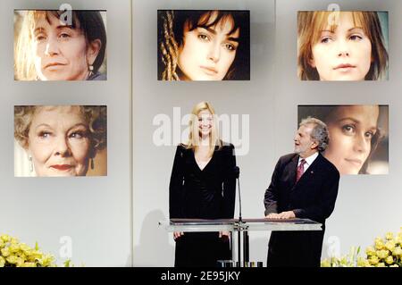 SID Ganis, Président de l'Académie des arts et des sciences de l'image de mouvement et lauréat de l'Oscar Mira Sorvino présente les 78e nominés annuels des Academy Awards pour la meilleure actrice à l'Académie des arts et des sciences de l'image de mouvement à Los Angeles, CA, USA, le 31 janvier 2006. Les nominés sont : Judi Dench pour 'Mrs Henderson Presents, Felicity Huffman pour 'Transamerica, Keira Knightley pour 'Pride and Prejugem', Charlize Theron pour 'North Country' et Reese Witherspoon pour 'Walk the Line'. Photo de Lionel Hahn/ABACAPRESS.COM Banque D'Images