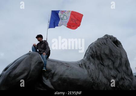 23 MARS 2019 : un manifestant français du RIC (Citizens' Initiative referendum) se trouve au-dessus d'un Lion Landseer sur Trafalgar Square à Londres. Banque D'Images