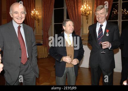 Le professeur français Gerard Saillant, le spécialiste orthopédique et traumatologue Gerard Saillant, le directeur général de Ferrari Jean Todt et le président de la FIA Max Mosley se réunissent après l'attribution de Mosley à la Légion d'Honneur à Paris, France, le 31 janvier 2006. Photo de Giancarlo Gorassini/ABACAPRESS.COM Banque D'Images