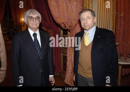 Le directeur général de Ferrari, Jean Todt et le président de la FFOM, Bernie Ecclestone pose, après le président de la FIA, Max Mosley, ont reçu la Légion d'Honneur à Paris, en France, le 31 janvier 2006. Photo de Giancarlo Gorassini/ABACAPRESS.COM Banque D'Images