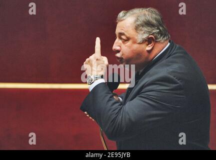 Gérard Larcher, ministre délégué à l'emploi, répond aux questions posées lors du débat sur le CPE (nouveaux contrats de travail réservés aux premiers emplois) à l'Assemblée nationale à Paris, France, le 31 janvier 2006. Photo de Christophe Guibbbaud/ABACAPRESS.COM Banque D'Images