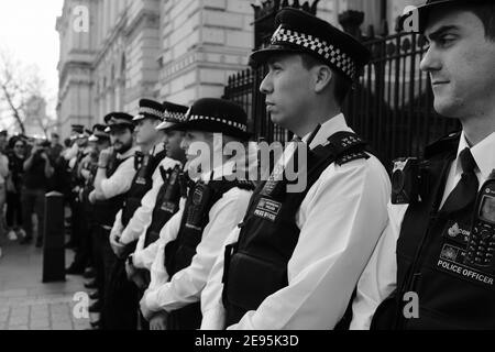 LONDRES - 30 MARS 2016 : des policiers métropolitains se font la queue devant les portes de Downing Street Banque D'Images