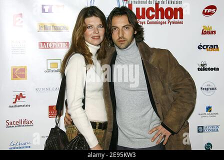 Frédéric Diefenthal et son épouse Gwendoline posent lors du 8e Festival international du film télévisé de Luchon dans les Pyrénées françaises, le 4 février 2006. Photo de Patrick Bernard/ABACAPRESS.COM. Banque D'Images