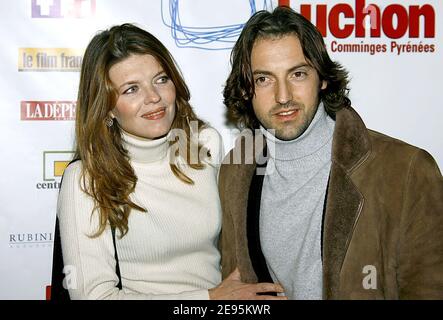 Frédéric Diefenthal et son épouse Gwendoline posent lors du 8e Festival international du film télévisé de Luchon dans les Pyrénées françaises, le 4 février 2006. Photo de Patrick Bernard/ABACAPRESS.COM. Banque D'Images