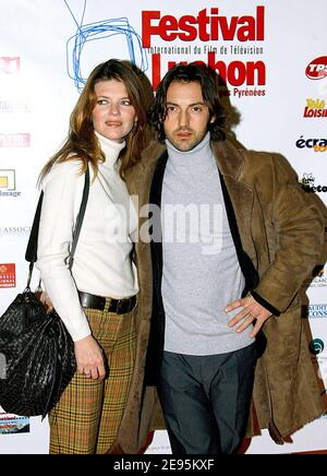 Frédéric Diefenthal et son épouse Gwendoline posent lors du 8e Festival international du film télévisé de Luchon dans les Pyrénées françaises, le 4 février 2006. Photo de Patrick Bernard/ABACAPRESS.COM. Banque D'Images