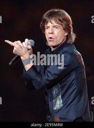 Mick Jagger et les Rolling Stones se sont produits en direct sur une scène spéciale construite sur le terrain lors du Super Bowl XL Half-Time Show à Detroit, MI, États-Unis, le 5 février 2006. Photo de Lionel Hahn/ABACAPRESS.COM Banque D'Images