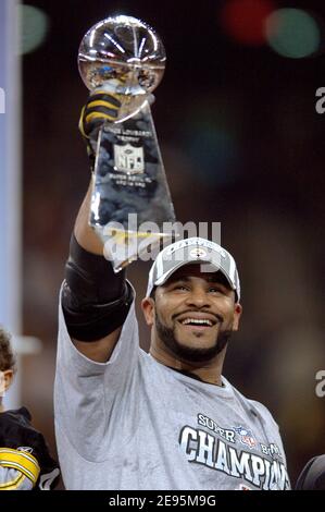 Pittsburgh Steelers en arrière Jerome Bettis détient le Lombardi Trophy après une victoire de 21-10 sur les Seattle Seahawks dans Super Bowl XL à Detroit, Michigan, États-Unis, le dimanche 5 février 2006. Photo de Lionel Hahn/Cameleon/ABACAPRESS.COM Banque D'Images