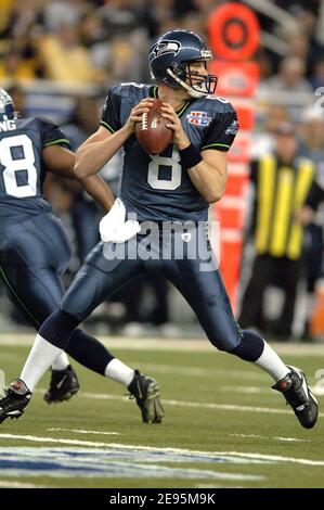 Le quarterback des Seahawks de Seattle, Matt Hasselbeck, revient contre les Pittsburgh Steelers dans le premier trimestre du Super Bowl XL, le dimanche 5 février 2006, à Detroit, Michigan. Photo de Lionel Hahn/Cameleon/ABACAPRESS.COM Banque D'Images
