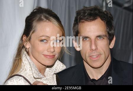 « l'acteur Ben Stiller et son épouse l'actrice Christine Taylor se posent ensemble lors de la première mondiale « The Pink Panther » qui s'est tenue au théâtre Ziegfeld à New York, le lundi 6 février 2006. Photo de Nicolas Khayat/ABACAPRESS.COM' Banque D'Images