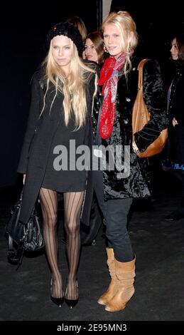 Alexandra et Theodora Richards arrivent au salon de la mode Marc Jacobs, qui s'est tenu à l'Armory de Lexington, lors de la semaine de la mode de l'Olympe automne-hiver 2006 à New York, NY, USA, le 6 février 2006. Photo de Nicolas Khayat/ABACAPRESS.COM Banque D'Images