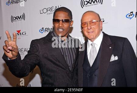 Jamie Foxx et Clive Davis assistent à la soirée des Prix pré-GRAMMY 2006 de Clive Davis qui s'est tenue à l'hôtel Beverly Hilton de Los Angeles, CA, USA le 7 février 2006. Photo de Lionel Hahn/ABACAPRESS.COM Banque D'Images