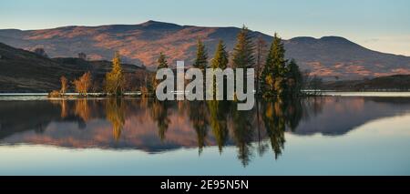 Loch Tarff avec réflexions au coucher du soleil Banque D'Images