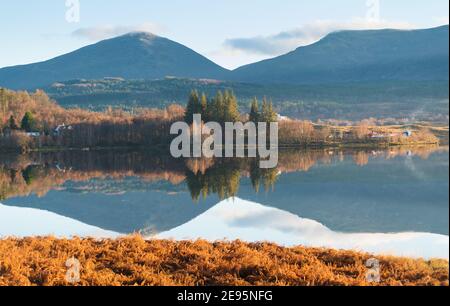 Loch Tarff avec réflexions au coucher du soleil Banque D'Images