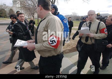 Les membres du Parti nazi américain sont dirigés par un rassemblement organisé par le projet Minuteman à Capitol Hill à Washington, DC, Etats-Unis le 8 février 2006. Le projet Minuteman dénonce la législation sur les travailleurs invités actuellement en instance devant le Congrès. Photo par Olivier Douliery/ABACAPRESS.COM Banque D'Images