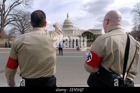 Les membres du Parti nazi américain sont dirigés par un rassemblement organisé par le projet Minuteman à Capitol Hill à Washington, DC, Etats-Unis le 8 février 2006. Le projet Minuteman dénonce la législation sur les travailleurs invités actuellement en instance devant le Congrès. Photo par Olivier Douliery/ABACAPRESS.COM Banque D'Images