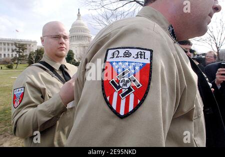 Les membres du Parti nazi américain sont dirigés par un rassemblement organisé par le projet Minuteman à Capitol Hill à Washington, DC, Etats-Unis le 8 février 2006. Le projet Minuteman dénonce la législation sur les travailleurs invités actuellement en instance devant le Congrès. Photo par Olivier Douliery/ABACAPRESS.COM Banque D'Images