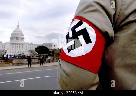 Les membres du Parti nazi américain sont dirigés par un rassemblement organisé par le projet Minuteman à Capitol Hill à Washington, DC, Etats-Unis le 8 février 2006. Le projet Minuteman dénonce la législation sur les travailleurs invités actuellement en instance devant le Congrès. Photo par Olivier Douliery/ABACAPRESS.COM Banque D'Images