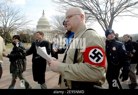 Les membres du Parti nazi américain sont dirigés par un rassemblement organisé par le projet Minuteman à Capitol Hill à Washington, DC, Etats-Unis le 8 février 2006. Le projet Minuteman dénonce la législation sur les travailleurs invités actuellement en instance devant le Congrès. Photo par Olivier Douliery/ABACAPRESS.COM Banque D'Images