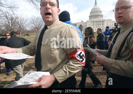 Les membres du Parti nazi américain sont dirigés par un rassemblement organisé par le projet Minuteman à Capitol Hill à Washington, DC, Etats-Unis le 8 février 2006. Le projet Minuteman dénonce la législation sur les travailleurs invités actuellement en instance devant le Congrès. Photo par Olivier Douliery/ABACAPRESS.COM Banque D'Images